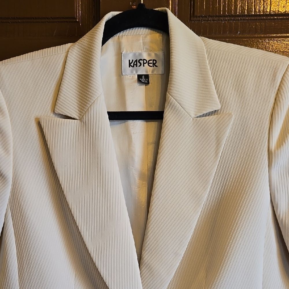 Kasper-Sand colored textured Blazer Size 8. NWT.